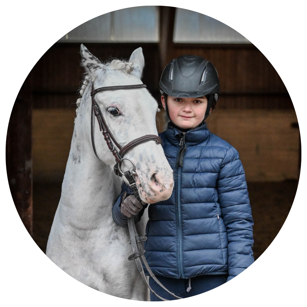 Flicka och vit häst på ridskolan GRK i norra Örebro län